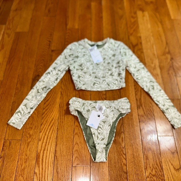 COPY - New women’s O'Neill Women's Halfmoon Oxnard Cropped Rash Guard & bikini … - Picture 7 of 11